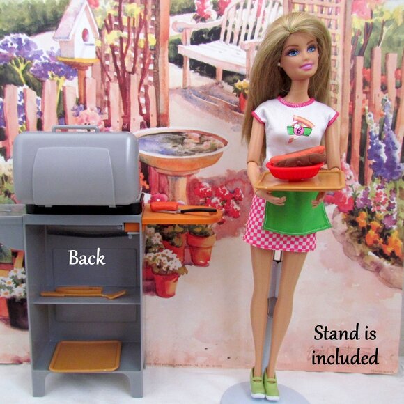 BARBIE BARBEQUE, ARTICULATED ARMS DOLL + HOT DOG BBQ + STAND, CUTE APRON OUTFIT - Picture 6 of 7